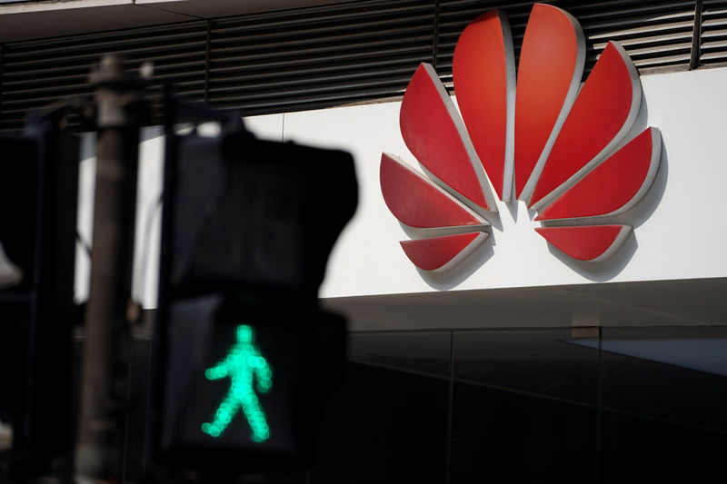 © Reuters. A Huawei company logo is seen outside a shopping mall in Shanghai