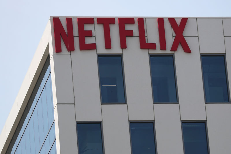 © Reuters. The Netflix logo is seen on their office in Hollywood, Los Angeles