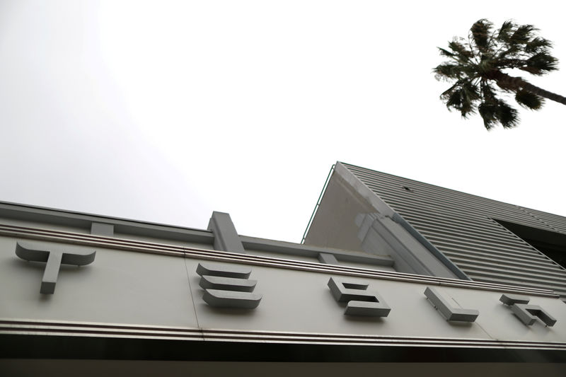 © Reuters. FILE PHOTO: A Tesla showroom is seen in Santa Monica