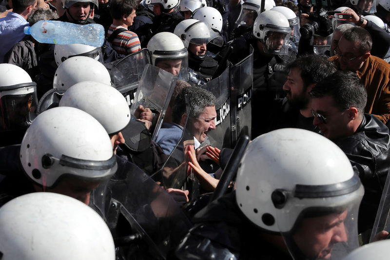 © Reuters. روسيا تتهم المعارضة الصربية بإثارة العنف من خلال الاحتجاجات