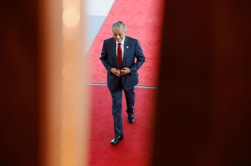 © Reuters. FILE PHOTO: Malaysia's Prime Minister Mahathir Mohamad arrives at APEC Haus, during the APEC Summit in Port Moresby, Papua New Guinea