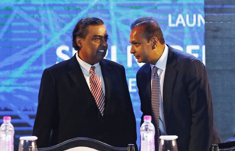 © Reuters. FILE PHOTO: Anil Ambani talks to his brother Mukesh during the launch of Digital India Week in New Delhi