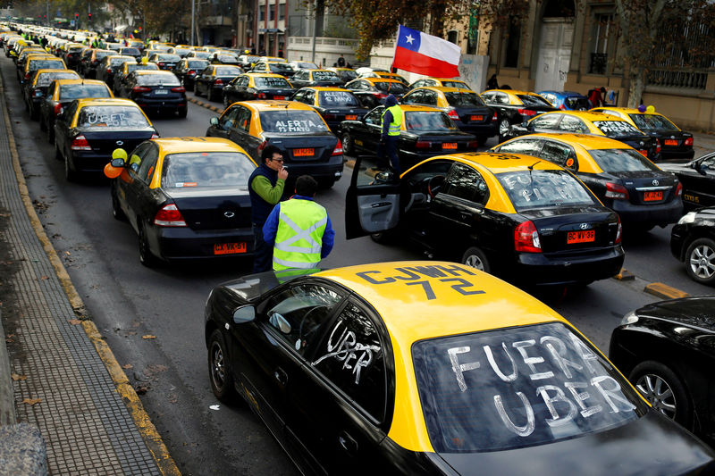 © Reuters. FILE PHOTO: Taxi drivers gather as they block a street during a protest against Uber Technologies Inc. in Santiago