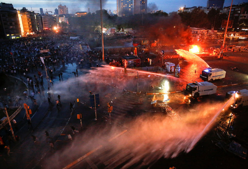 © Reuters. FILE PHOTO: Turkish police use water cannons to disperse protesters at Taksim square in Istanbul