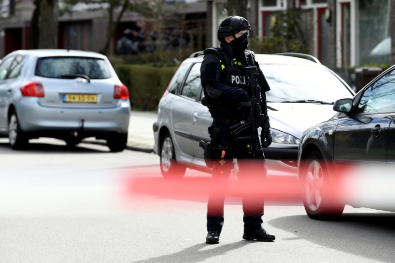 © Reuters. Despliegue policial tras el tiroteo ocurrido en Utrecht, Holanda.