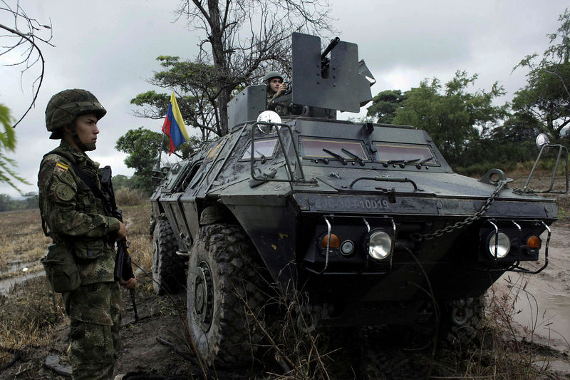 © Reuters. Imagen de archivo. Soldados colombianos montan guardia durante una operación en la frontera con Venezuela, en Cúcuta.