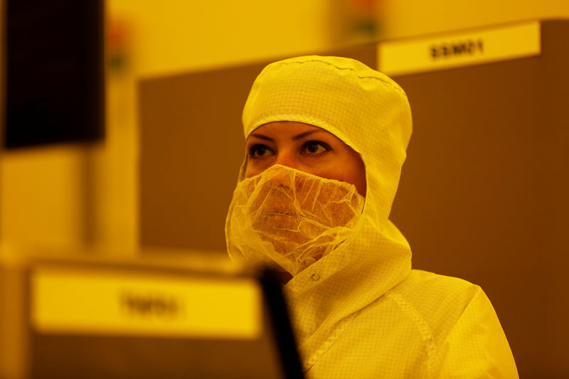 © Reuters. FILE PHOTO: A technician works at Israeli chipmaker TowerJazz's plant in Migdal HaEmek