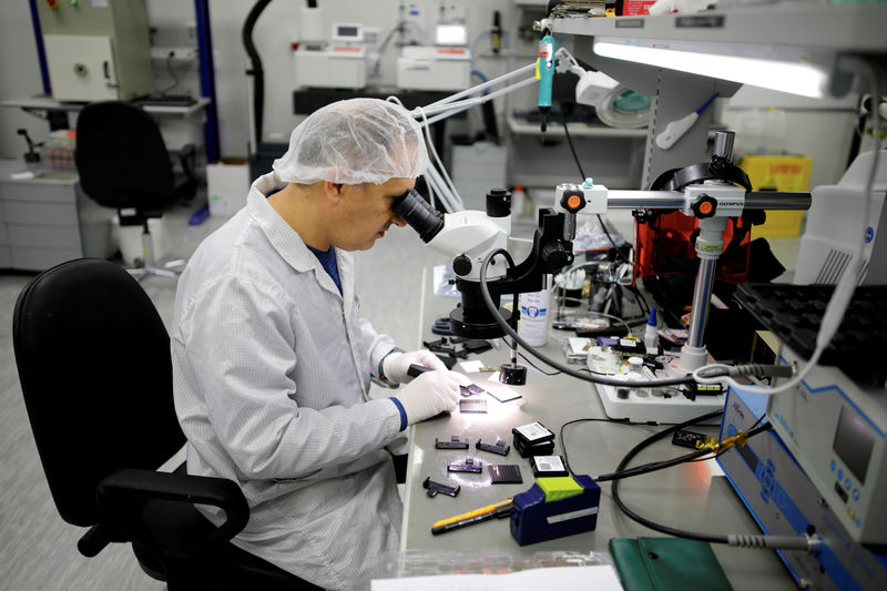 © Reuters. FILE PHOTO: A technician works in a cleanroom at Mellanox Technologies building in Yokneam, Israel