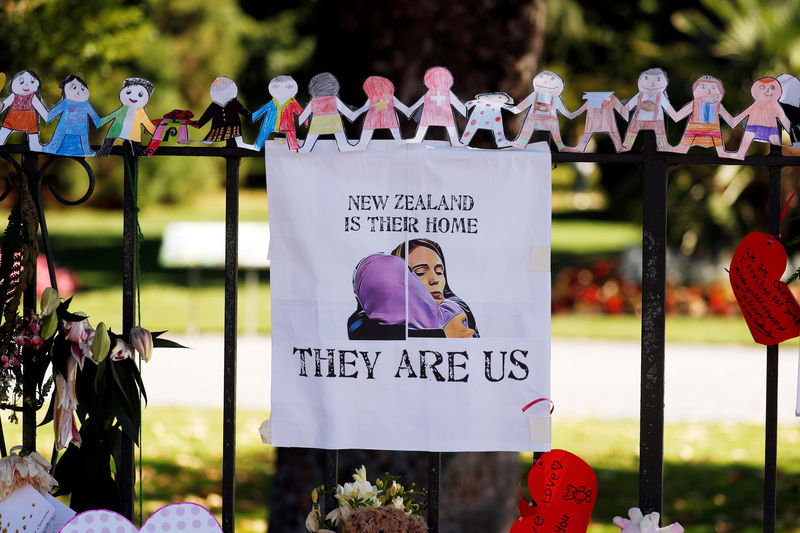 © Reuters. "Nuestro día más oscuro": Ardern expresa el dolor de Nueva Zelanda