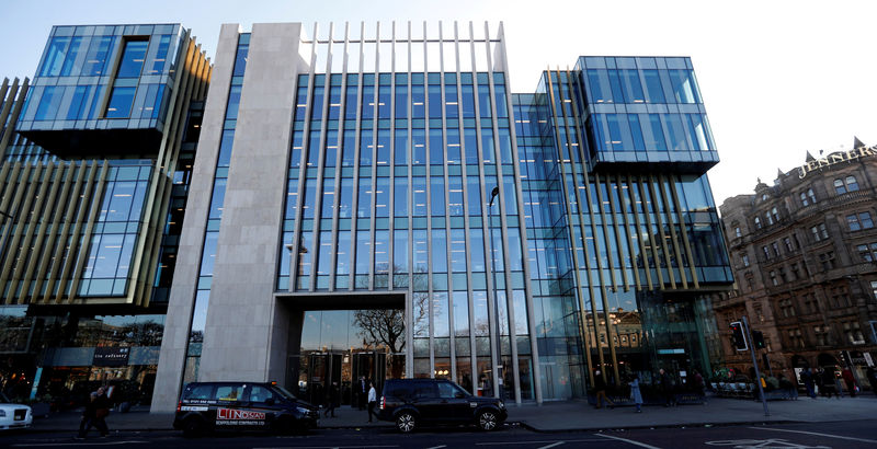 © Reuters. FILE PHOTO: The offices of Standard Life Aberdeen in Saint Andrew Square Edinburgh, Scotland