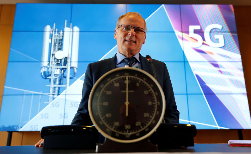 © Reuters. Jochen Homann, President of Germany's Federal Network Agency (Bundesnetzagentur) poses behind a stopwatch for the symbolic start prior to the auction of spectrum for 5G services at the Bundesnetzagentur head quarters in Mainz