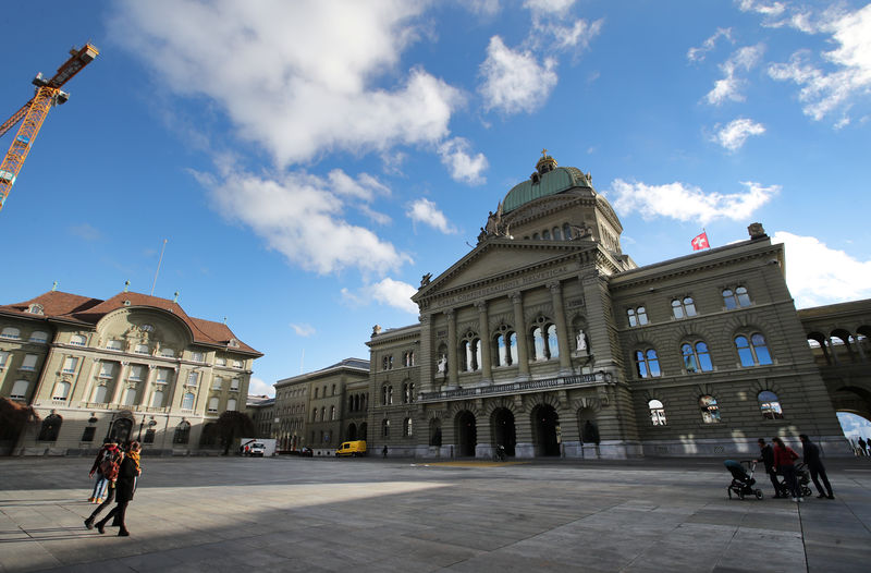 © Reuters. The Swiss National Bank (SNB) is pictured next to the Swiss Federal Palace in Bern