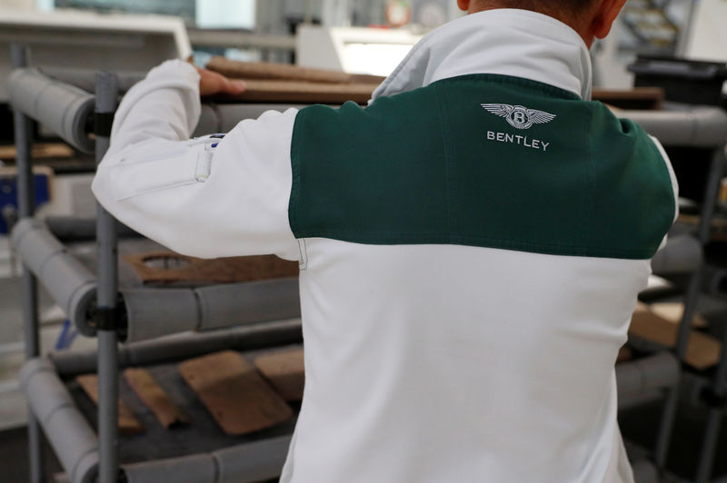 © Reuters. Un trabajador de Bentley Motors examina una pieza en la factoria de la automotriz en Crewe, Reino Unido.