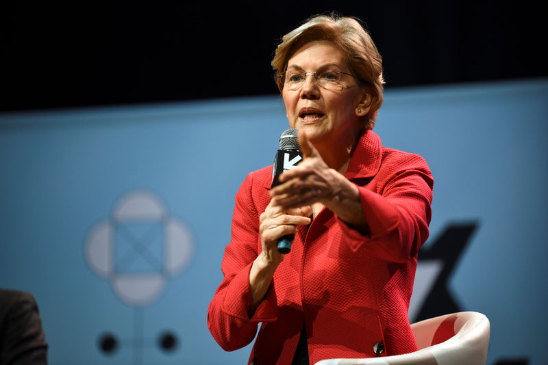 © Reuters. U.S. Senator Elizabeth Warren speaks about her policy ideas with Anand Giridharadas at the South by Southwest (SXSW) conference and festivals in Austin, Texas