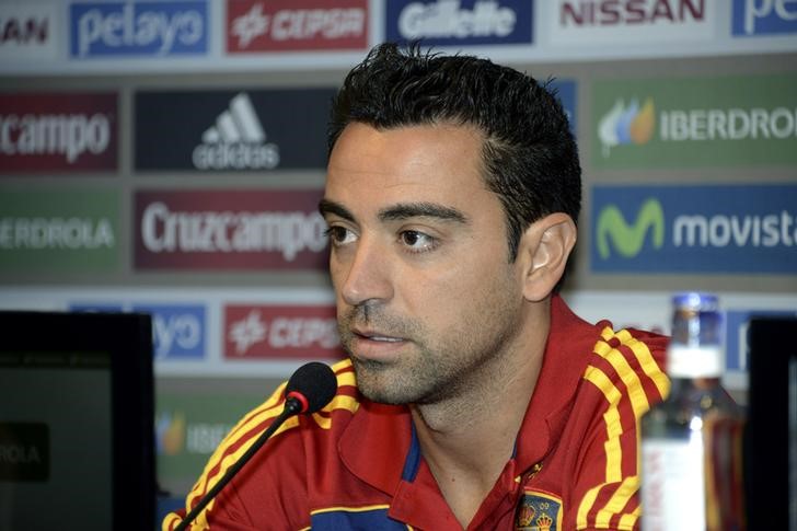 © Reuters. Foto de Archivo: Seleccionado nacional del fútbol español Xavi Hernández en una conferencia de prensa en Helsinki