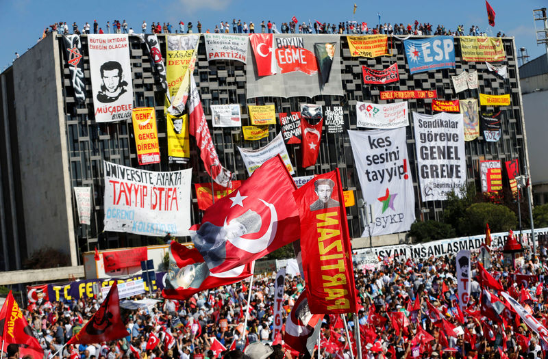 © Reuters. En la imagen de archivo, manifestantes durante una protesta en la plaza de Taksim de Estambul