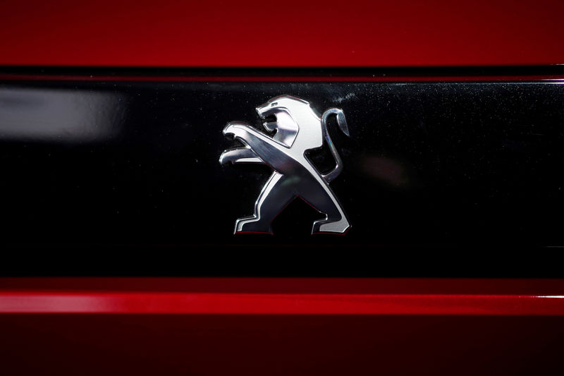 © Reuters. FILE PHOTO: The Peugeot logo is pictured on the new Peugeot 508 before a news conference of PSA Group to announce the company's 2017 annual results at their headquarters