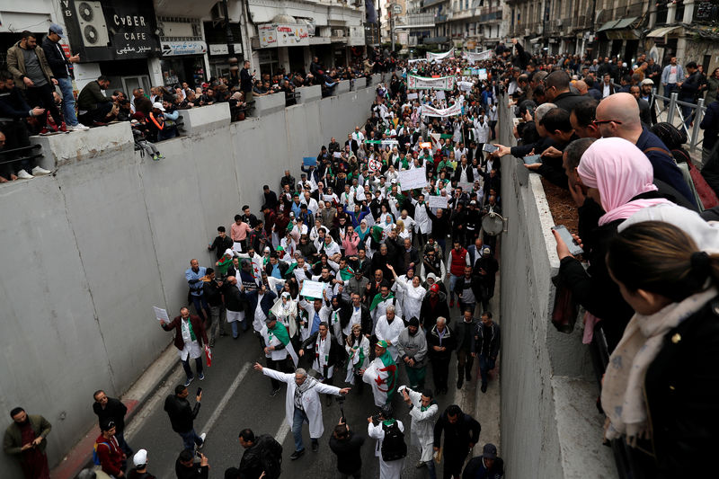 © Reuters. ألوف يخرجون في الجزائر وقادة الاحتجاج يطلبون من الجيش عدم التدخل