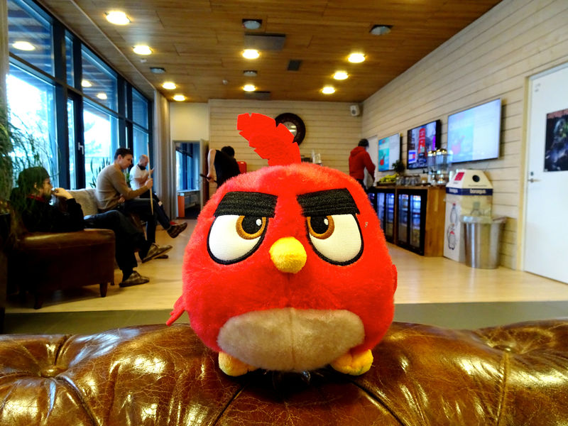 © Reuters. FOTO DE ARCHIVO: Un personaje del juego Angry Birds se ve en la sede de Rovio en Espoo