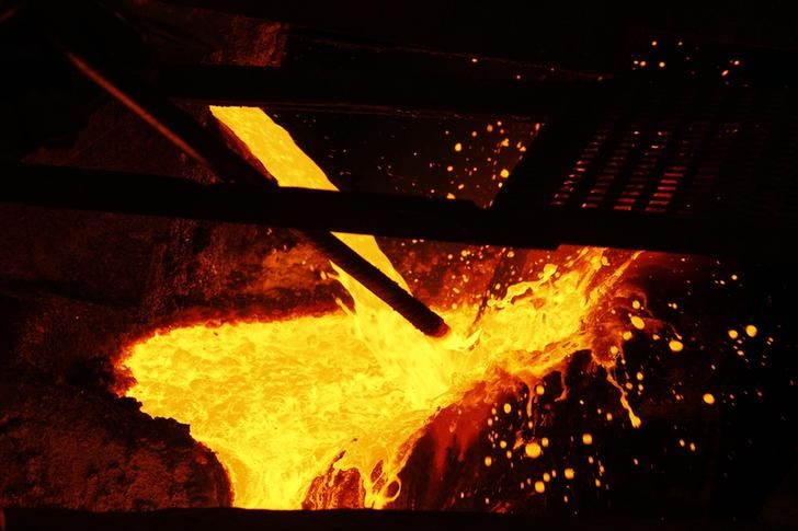 © Reuters. Molten copper is poured at the KGHM copper and precious metals smelter processing plant in Glogow