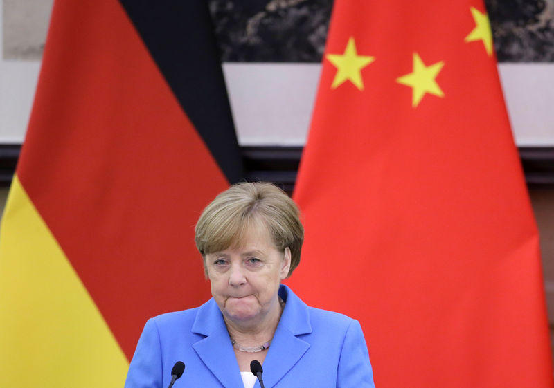 © Reuters. German Chancellor Angela Merkel attends a joint news conference with China's Premier Li Keqiang in Beijing