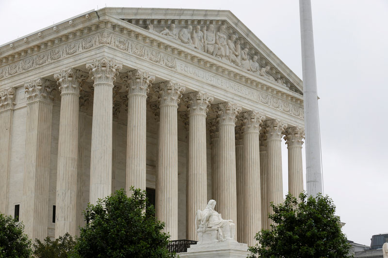 © Reuters. FILE PHOTO: The Supreme Court stands before decisions are released for the term in Washington