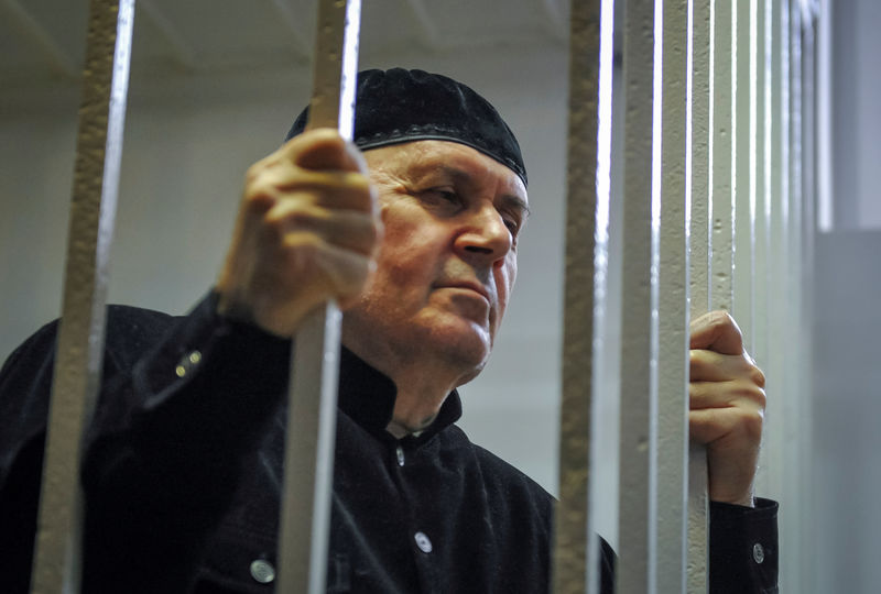 © Reuters. Oyub Titiev, the head of human rights group Memorial in Chechnya, attends his verdict hearing at a court in the town of Shali, in Chechnya