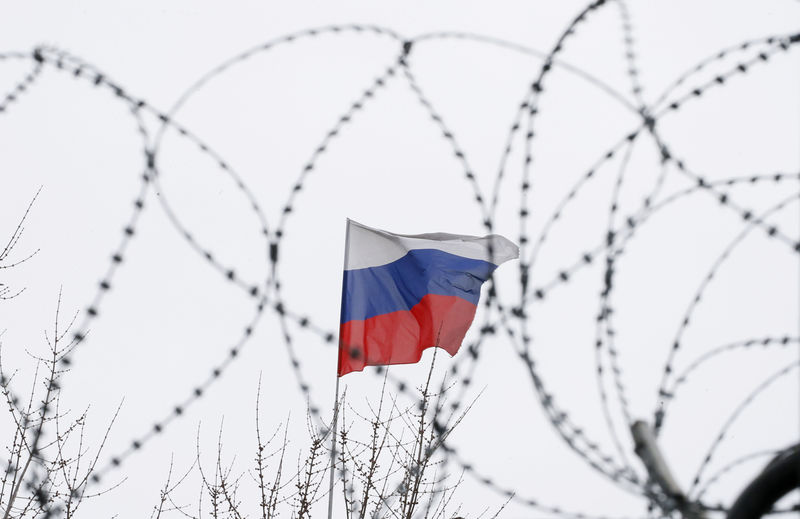© Reuters. Флаг России на территории посольства РФ в Киеве