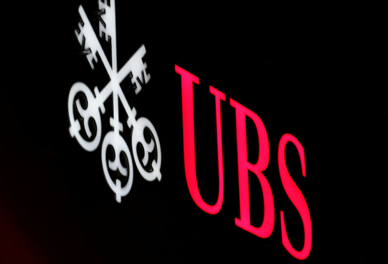 © Reuters. FILE PHOTO: The logo of Swiss bank UBS is seen in St. Moritz