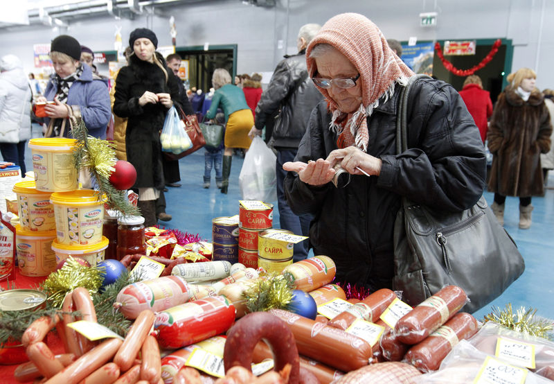 © Reuters. A woman counts money at a food fair in the village of Ulyanovka in Stavropol region