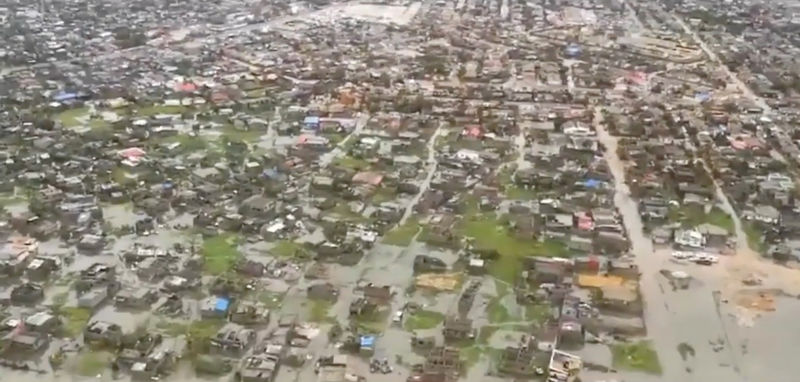 © Reuters. Imágenes desde un helicóptero muestran inundaciones y daños tras el paso del ciclón Idai en Beira, Mozambique