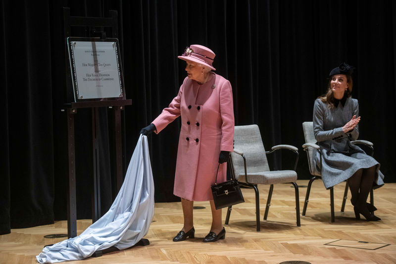 © Reuters. Britain's Queen Elizabeth and Catherine, Duchess of Cambridge visit King's College London