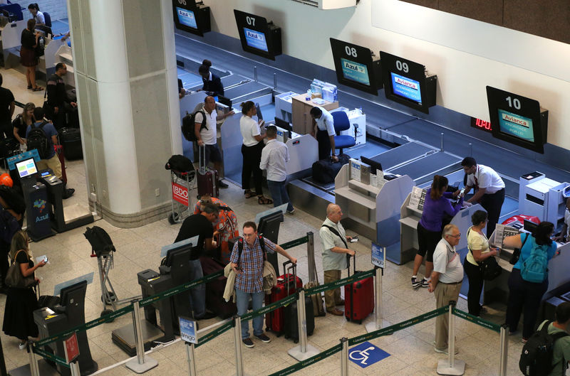 © Reuters. Passageiros fazendo check-in em balcão da Avianca no Aeroporto Santos Dumont no Rio de Janeiro