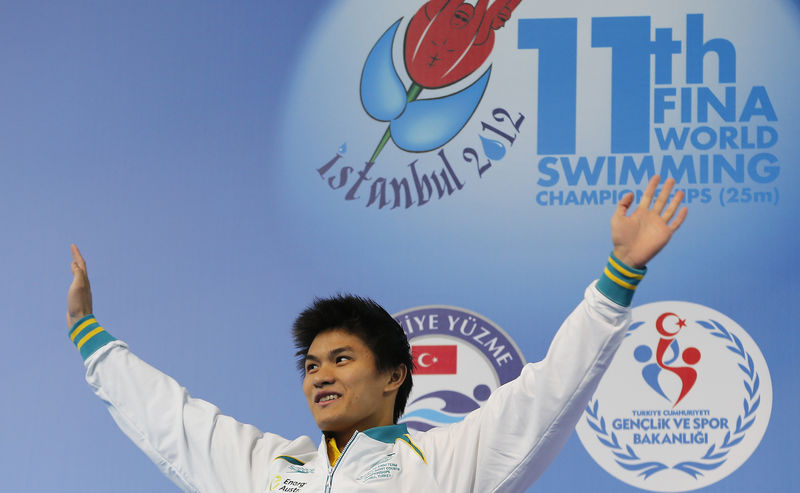 © Reuters. Silver medallist To of Australia waves during the award ceremony for the men's 100m individual medley final during the FINA World Swimming Championships in Istanbul