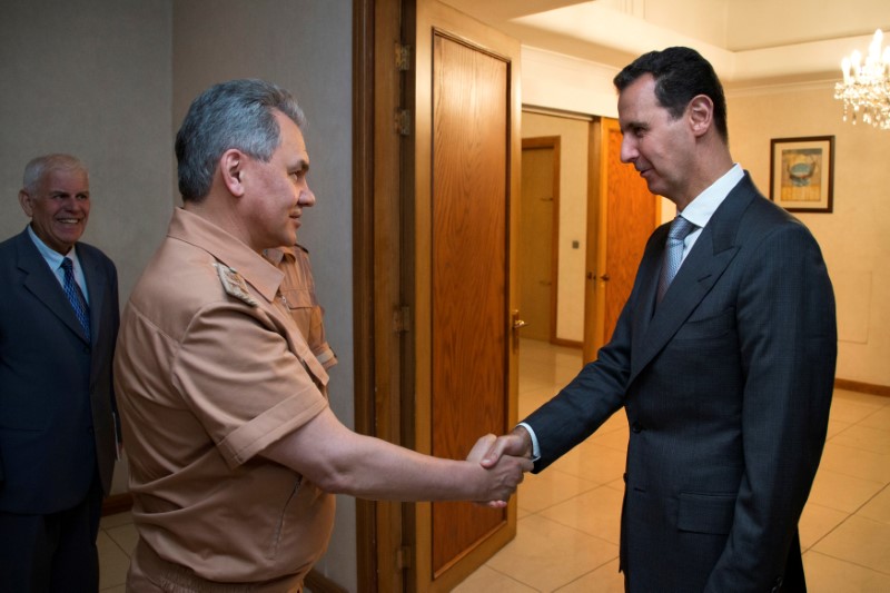 © Reuters. وزير الدفاع الروسي يتوجه إلى سوريا ويسلم الأسد رسالة من بوتين