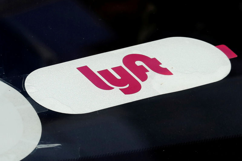© Reuters. The Lyft logo is seen on ride-hailing car in Manhattan in New York City