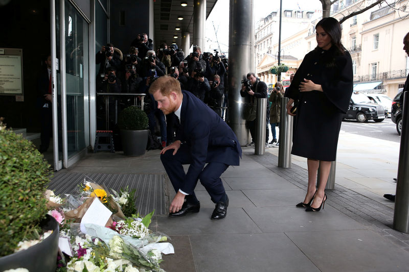 © Reuters. Príncipe Harry e sua esposa Meghan depositam flores em representação da Nova Zelândia em Londres