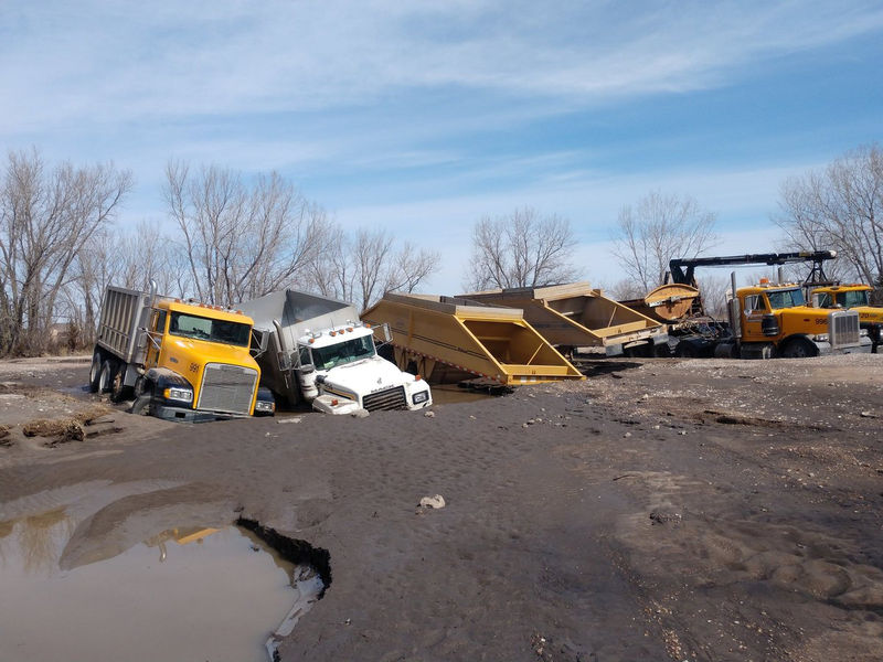 © Reuters. Trucks are seen stuck in mud after flooding outside Schuyler, Nebraska