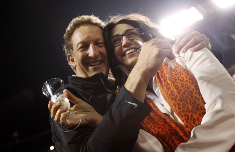 © Reuters. FILE PHOTO: Giants President Baer and wife Pam celebrate after Giants defeated Padres in MLB game in San Francisco