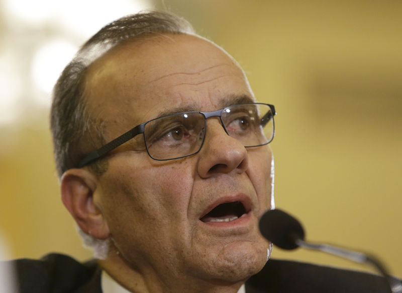 © Reuters. FILE PHOTO: Joe Torre testifies before Senate Committee on Commerce Science and Transportation on domestic violence in professional sports in Washington
