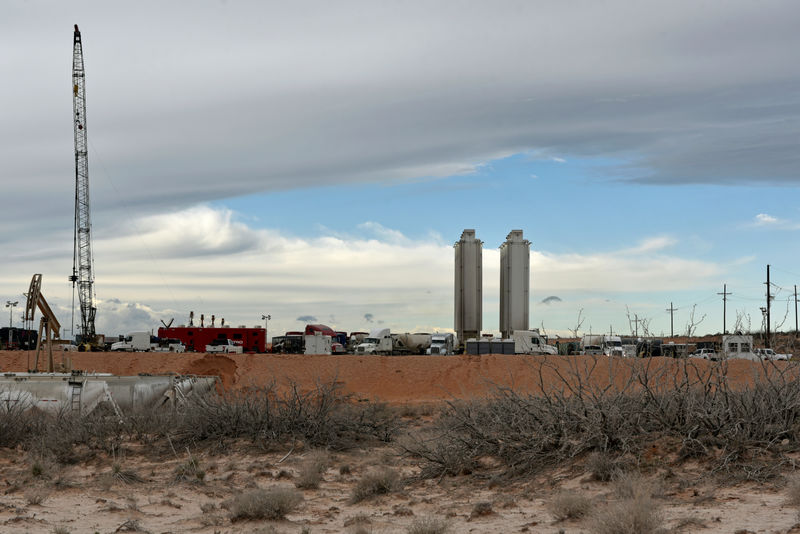 © Reuters. A fracking site operated by Exxon is seen near Carlsbad