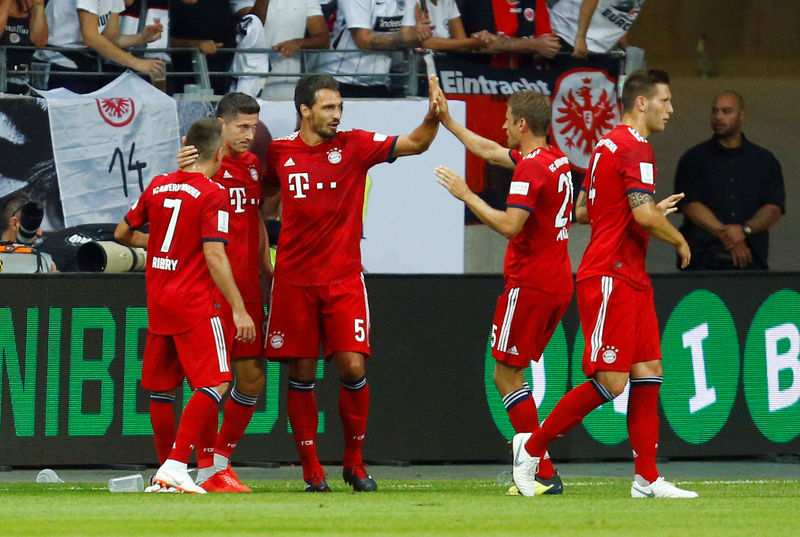 © Reuters. Foto de archivo. El jugador del Bayern Munich Robert Lewandowski, celebrando su segundo gol con sus compañeros de equipo