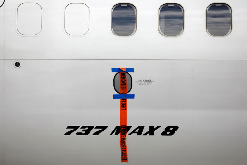 © Reuters. Foto de archivo. Un sello se ve en un Avión Boeing 737 Max 8 de la aerolínea indonesa Garuda, estacionado en el área de mantenimiento AeroAsia