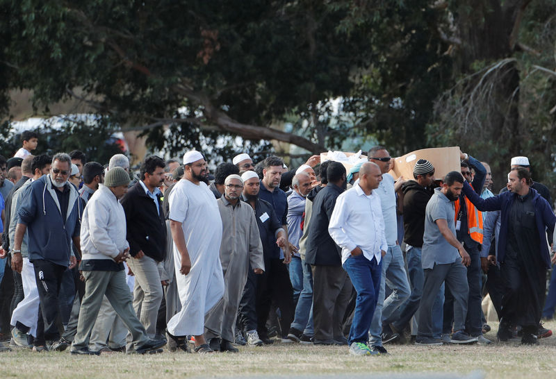 © Reuters. الإمارات ترحل رجلا "أشاد" بمذبحة نيوزيلندا