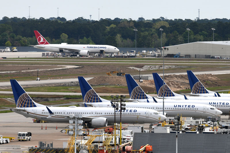 © Reuters. IMAGEN DE ARCHIVO. AvIones de United Airlines, incluido un Boeing 737 MAX 9, en el aeropuerto George Bush Intercontinental de Houston