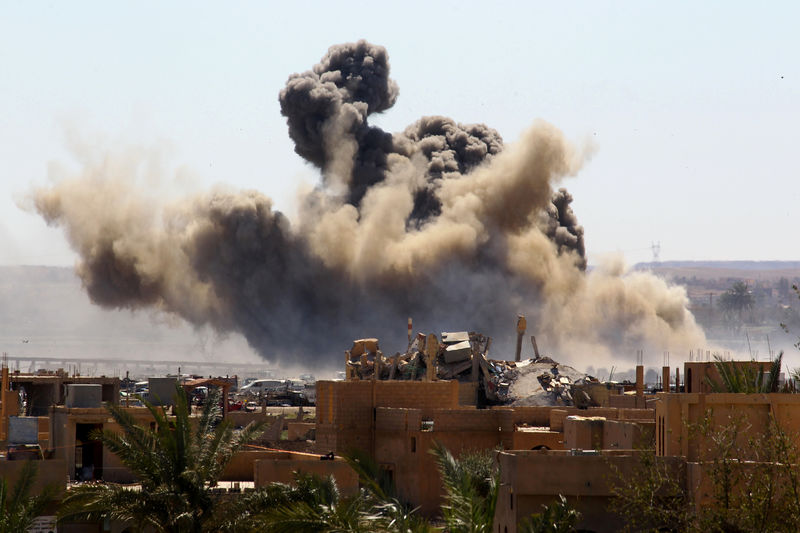 © Reuters. مقاتلو الدولة الإسلامية محاصرون على نهر الفرات بسوريا وطائرات حربية تحلق