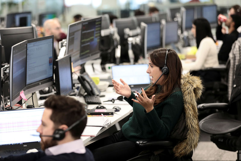 © Reuters. FILE PHOTO: A broker reacts on the IG Index the trading floor
