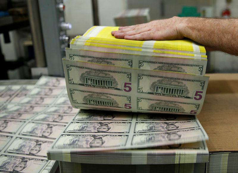 © Reuters. الدولار يرتفع بفعل مخاوف الحرب التجارية قبل اجتماع المركزي الأمريكي