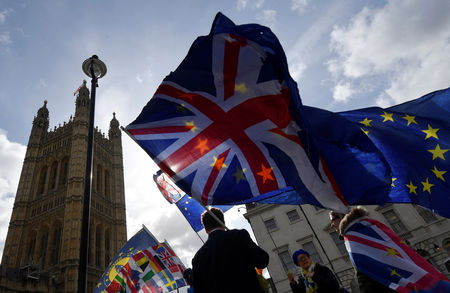 © Reuters. Anti-Brexit protesters gather opposite the Houses of Parliament, in London, Britain