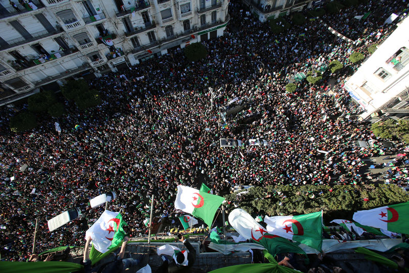 © Reuters. الجيش الجزائري يقول إن المحتجين عبروا عن أهداف نبيلة